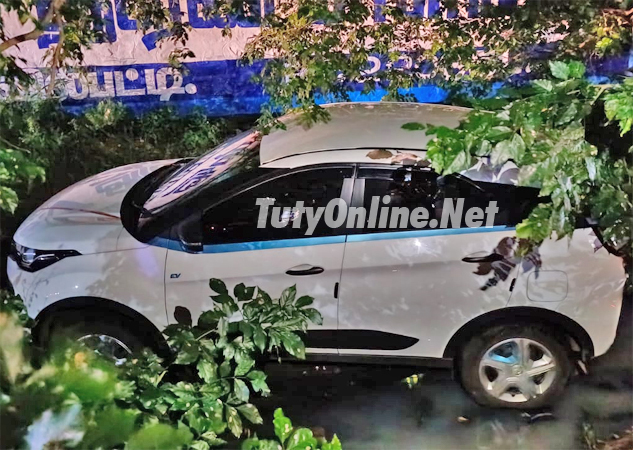 டிரைவர் இல்லாமல் ஓடைக்குள் பாய்ந்த பேட்டரி கார் : கோவில்பட்டியில் பரபரப்பு!