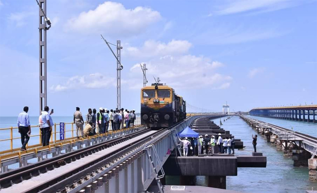 பாம்பன் புதிய ரயில் பாலத்தில் சோதனை ஓட்டம் : ரயில்வே அதிகாரி ஆய்வு!